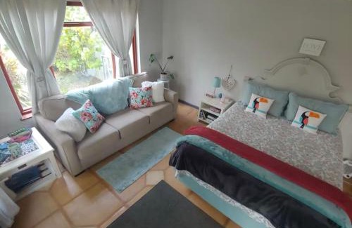 Knysna Casa | Hope Cottage- No smoking allowed on property