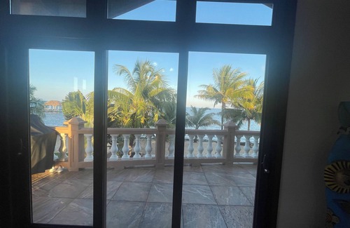 Sittee River Casa | Hopkins Beach Retreat - Balcony House, RIGHT ON THE BEACH! - OVERLOOKING POOL!