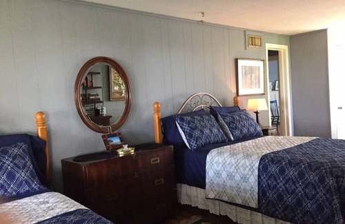 Damon Otro | Hopkins House on Ward Ranch Lower floor only