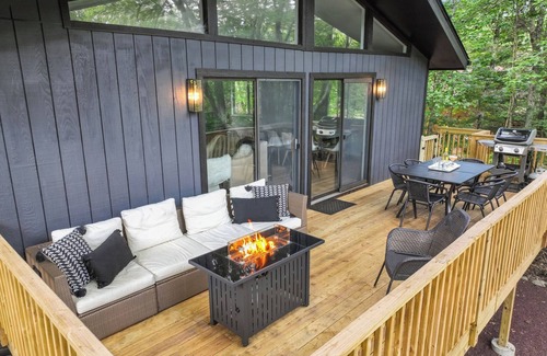 East Stroudsburg Chalet De Esquí | Hopskip Luxury Chalet Hot Tub Firepit Gas Grill Lawn Games Pool Lake