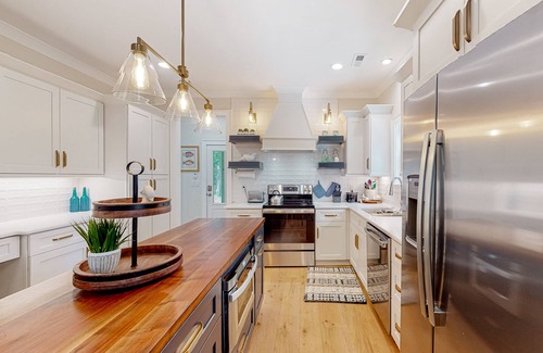 Manteo Casa | Horatio's Hideaway | Newly constructed house in Manteo with grill