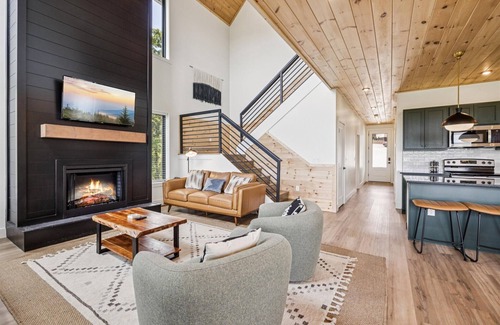 Sevierville Cabina | Horizons Ahead! New Luxury Home w/Theater & Private Pool by Beyond Expectations