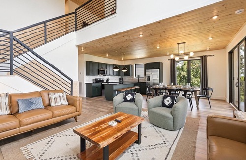 Sevierville Cabina | Horizons Ahead! New Luxury Home w/Theater & Private Pool by Beyond Expectations
