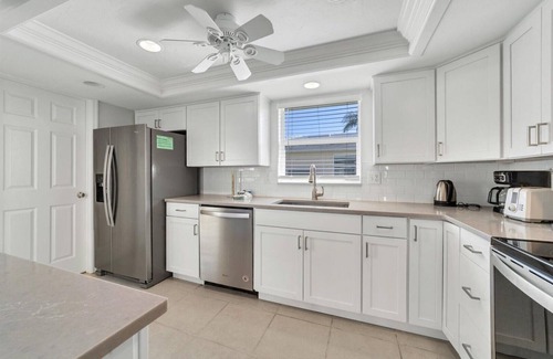 Siesta Key Villa | Horizons West Villa B-4 - Close to the White Sands of Crescent Beach!