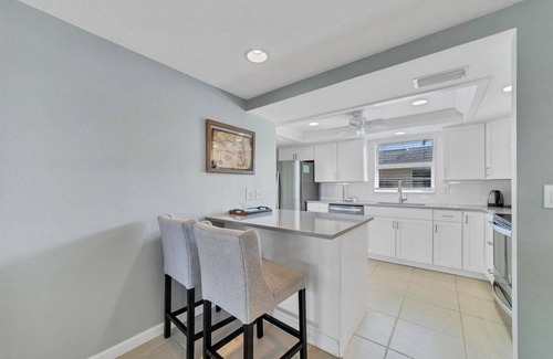 Siesta Key Villa | Horizons West Villa B-4 - Close to the White Sands of Crescent Beach!