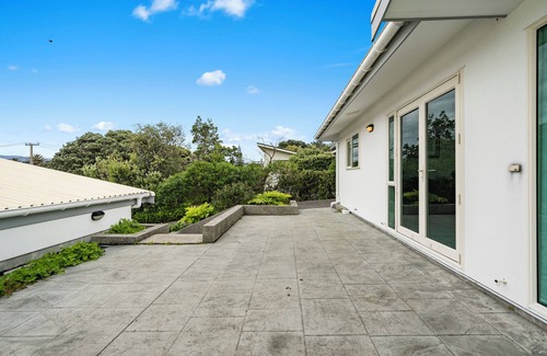Waikanae Casa | Hornbill Nest - Waikanae Beach Holiday Home