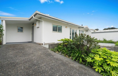 Waikanae Casa | Hornbill Nest - Waikanae Beach Holiday Home