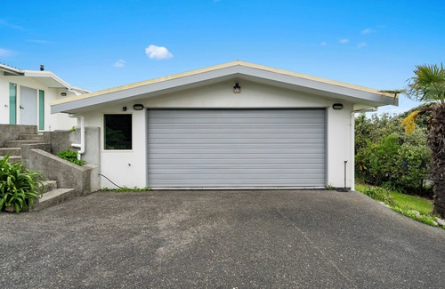 Waikanae Casa | Hornbill Nest - Waikanae Beach Holiday Home