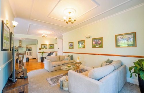 Dairy Flat Casa | Horse Club Owner's Secret Garden with 3 Bedrooms