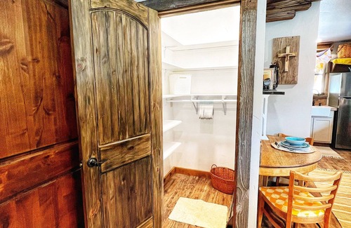 Alberton Cabina | Horse Creek Ranch Luxurious Western Bunkhouse/Cabin