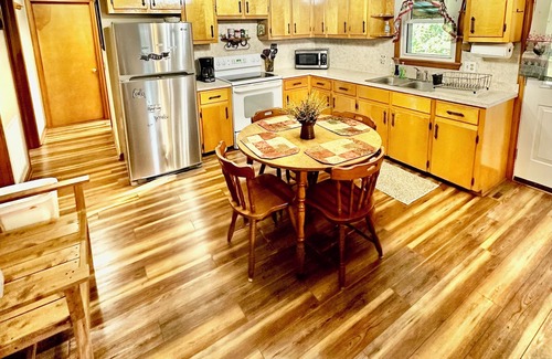 Shenandoah Cabina | Horse Lover's Hideaway - cabin located near mountain and river activities!