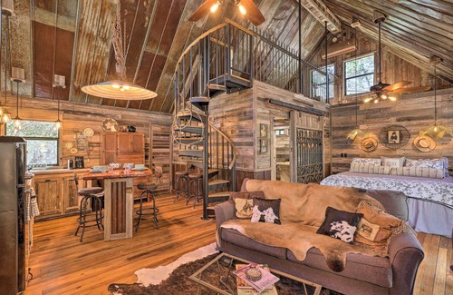 Wimberley Cabaña | 'horse Thief Inn' Cabin Retreat w/ Deck & Hot Tub!