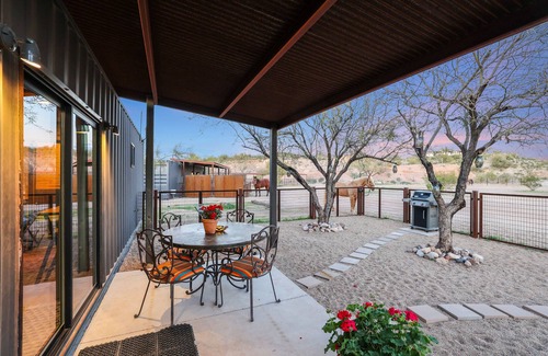 Wickenburg Casa | Horses and Dogs Welcome! Container Suite