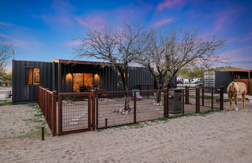 Wickenburg Casa | Horses and Dogs Welcome! Container Suite