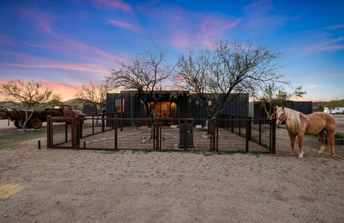 Wickenburg Casa | Horses and Dogs Welcome! Container Suite