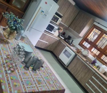 Centro Casa | Hospedagem Sil e Jean quarto triplo, cozinha compartilhada com outros hóspedes