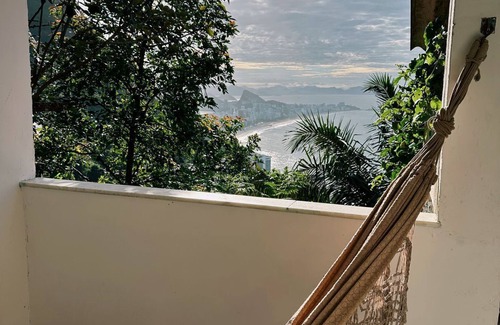Flamengo Casa | Hospede-se na favela Vidigal vista pro mar, perto do Mirante do Arvrão e praias
