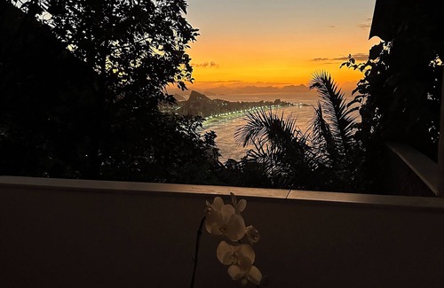 Flamengo Casa | Hospede-se na favela Vidigal vista pro mar, perto do Mirante do Arvrão e praias