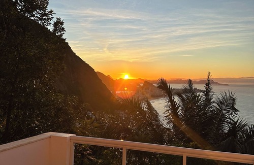Flamengo Casa | Hospede-se na favela Vidigal vista pro mar, perto do Mirante do Arvrão e praias