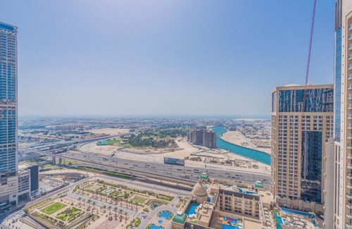 Al Quoz Apartamento | HOSPITALITYEXPERT 2BR High Floor flat Sleeps 5 Panoramic Canal & Ocean Views Stunning Pool
