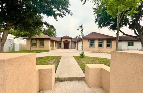 McAllen Casa | Hospitals/Mall/Airport Minutes away/Comfy King Bed