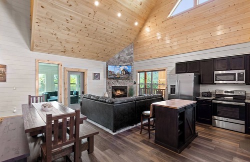 Pigeon Forge Cabina | Host Large Groups! Sleep 24 | Pool | Hot Tub | Views | Arcade Games | Location!