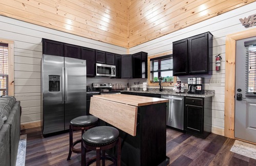 Pigeon Forge Cabina | Host Large Groups! Sleep 24 | Pool | Hot Tub | Views | Arcade Games | Location!