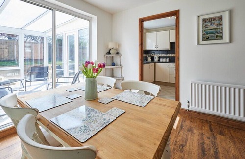 Loftus Casa | Host & Stay | Cleveland Rest