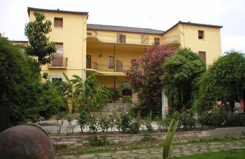 Madrigal de la Vera Casa | Hostal La Colonial
