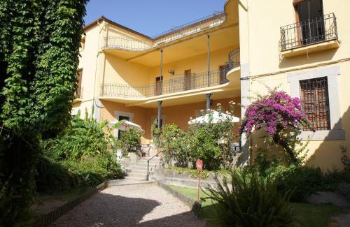 Madrigal de la Vera Casa | Hostal La Colonial