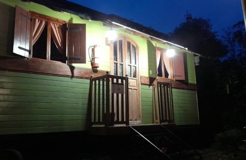 Mindo Hotel | Hosteria La Roulotte - Mindo