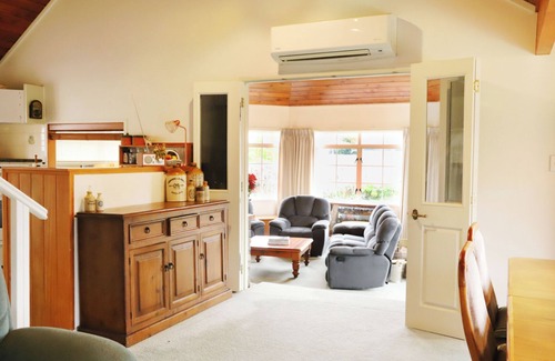 Whangamata Casa | Hosts on the Coast Moana Anu Cottage