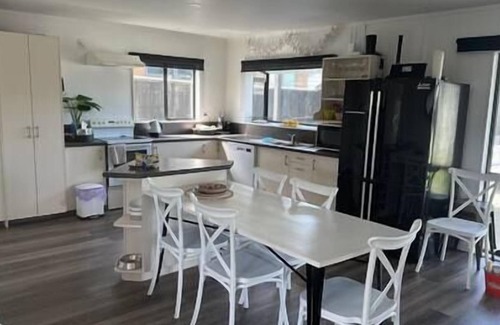 Whangamata Casa | Hosts on the Coast Tamaki Delight