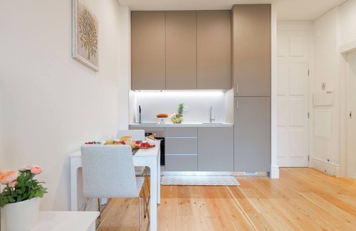 Guimaraes Apartamento | HostWise - Bright Flat w/ Balcony