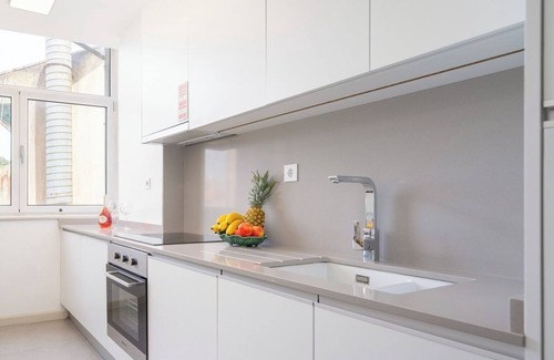 Lapa Apartamento | HostWise - Elegant Modern Flat w/ Balcony