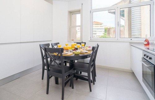 Lapa Apartamento | HostWise - Elegant Modern Flat w/ Balcony