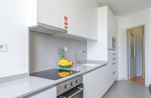 Lapa Apartamento | HostWise - Elegant Modern Flat w/ Balcony