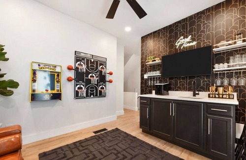 Mount Washington Casa | ★ HostWise Stays ★ Hot Tub, great outdoor area, off-street parking, more!