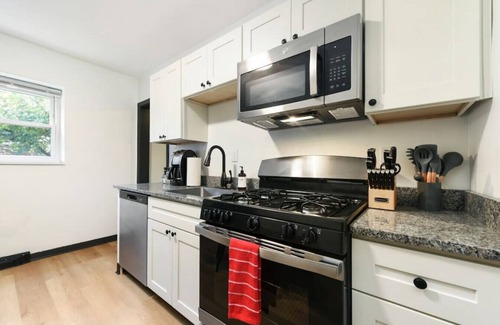 Lower Lawrenceville Apartamento | ★ HostWise Stays ★ Pet Friendly, Butler St. Apt with Private Entrance