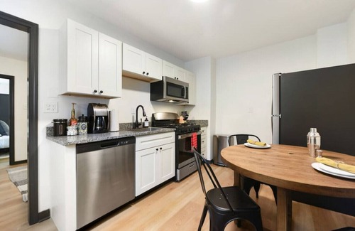 Lower Lawrenceville Apartamento | ★ HostWise Stays ★ Pet Friendly, Butler St. Apt with Private Entrance