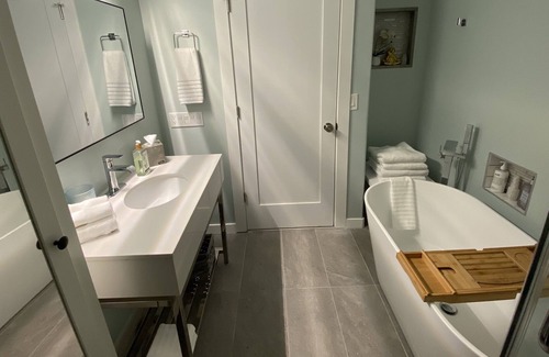 Gresham Casa | Hot Baths and Hiking Trails