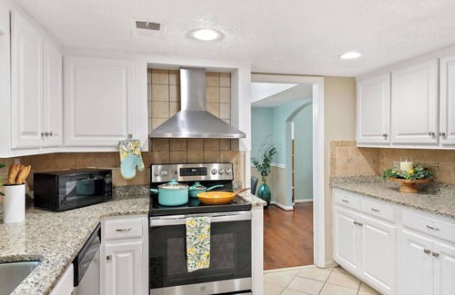 North Raleigh Casa | Graceful Getaway Fire Pit, Deck & Games Near Dwntn