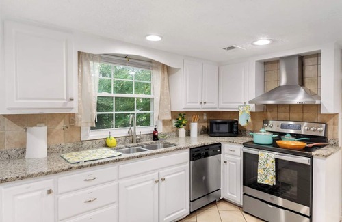 North Raleigh Casa | Graceful Getaway Fire Pit, Deck & Games Near Dwntn