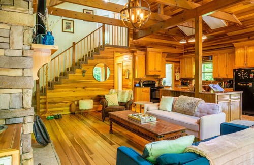 Hot Springs Apartamento | Mountain Retreat Waterfalls Hiking Kayaking and White Water Rafting AWD or 4WD recommended