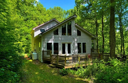 Hot Springs Apartamento | Mountain Retreat Waterfalls Hiking Kayaking and White Water Rafting AWD or 4WD recommended