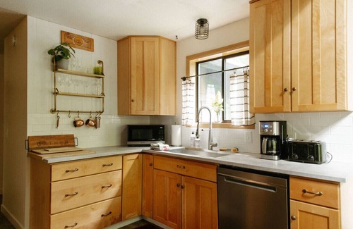 Welches Cabina | Hot Tub, 1.6 acres + Game Room| Walk to wine bar, coffee shop and more