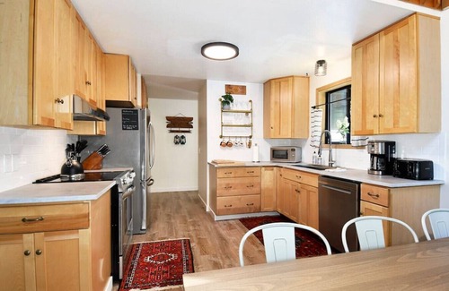 Welches Cabina | Hot Tub, 1.6 acres + Game Room| Walk to wine bar, coffee shop and more