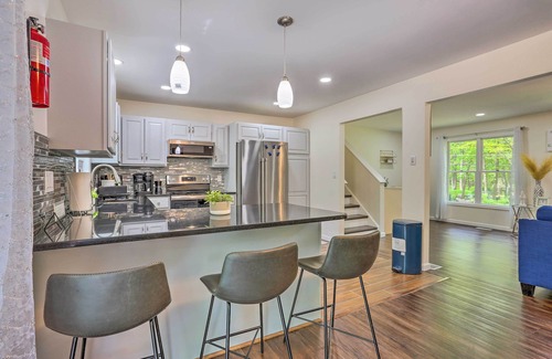 Pocono Summit Cabaña | Hot Tub & 2 Game Rooms: Family Poconos Getaway!
