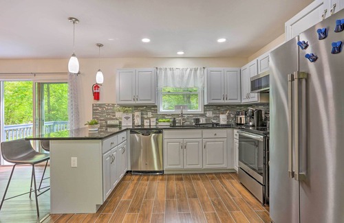 Pocono Summit Cabaña | Hot Tub & 2 Game Rooms: Family Poconos Getaway!