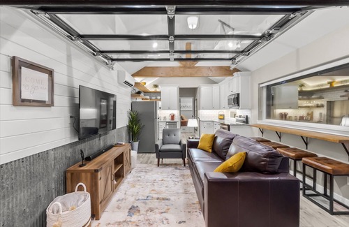 Spring Otro | HOT TUB! 400 Sf Spacious, Private Tiny Home Experience!